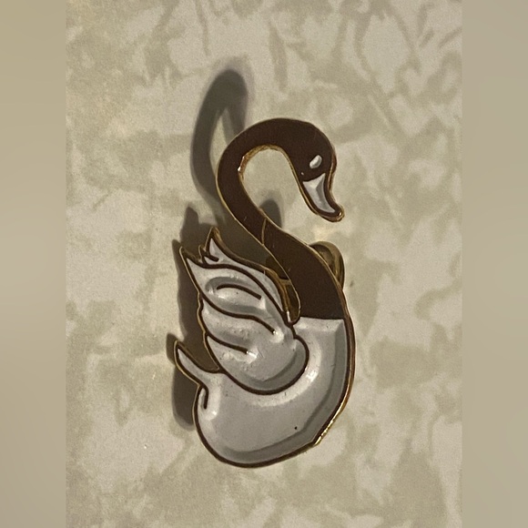 Costume Enamel Swan Pin #7626 - Picture 6 of 6